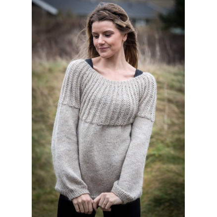 Mayflower Damesweater med Rundt Bærestykke - Bluse Strikkeopskrift str thumbnail