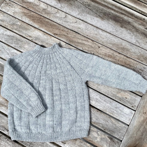 Sevenone Sweater Mini af Knit by Nees – Garnpakke til Sevenone Sweater Mini Str. 0 mdr - 3 år