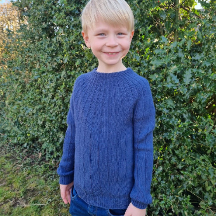 Sevenone Sweater Junior af Knit by Nees - Garnpakke til Sevenone Sweat - 4 år
