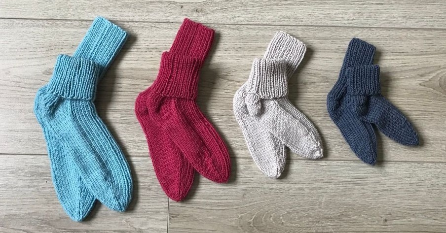 Drastisk etikette overførsel Gratis opskrift på strikkede sokker til baby og børn - Rito.dk