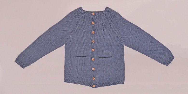farve Begrænsning kind Gratis opskrift på strikket basic cardigan med fin detalje - størrelse 2-7  år - Rito.dk